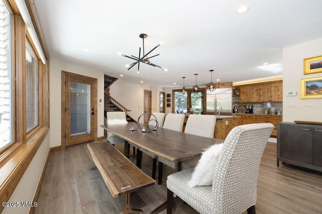 Dining area flowing into kitchen
