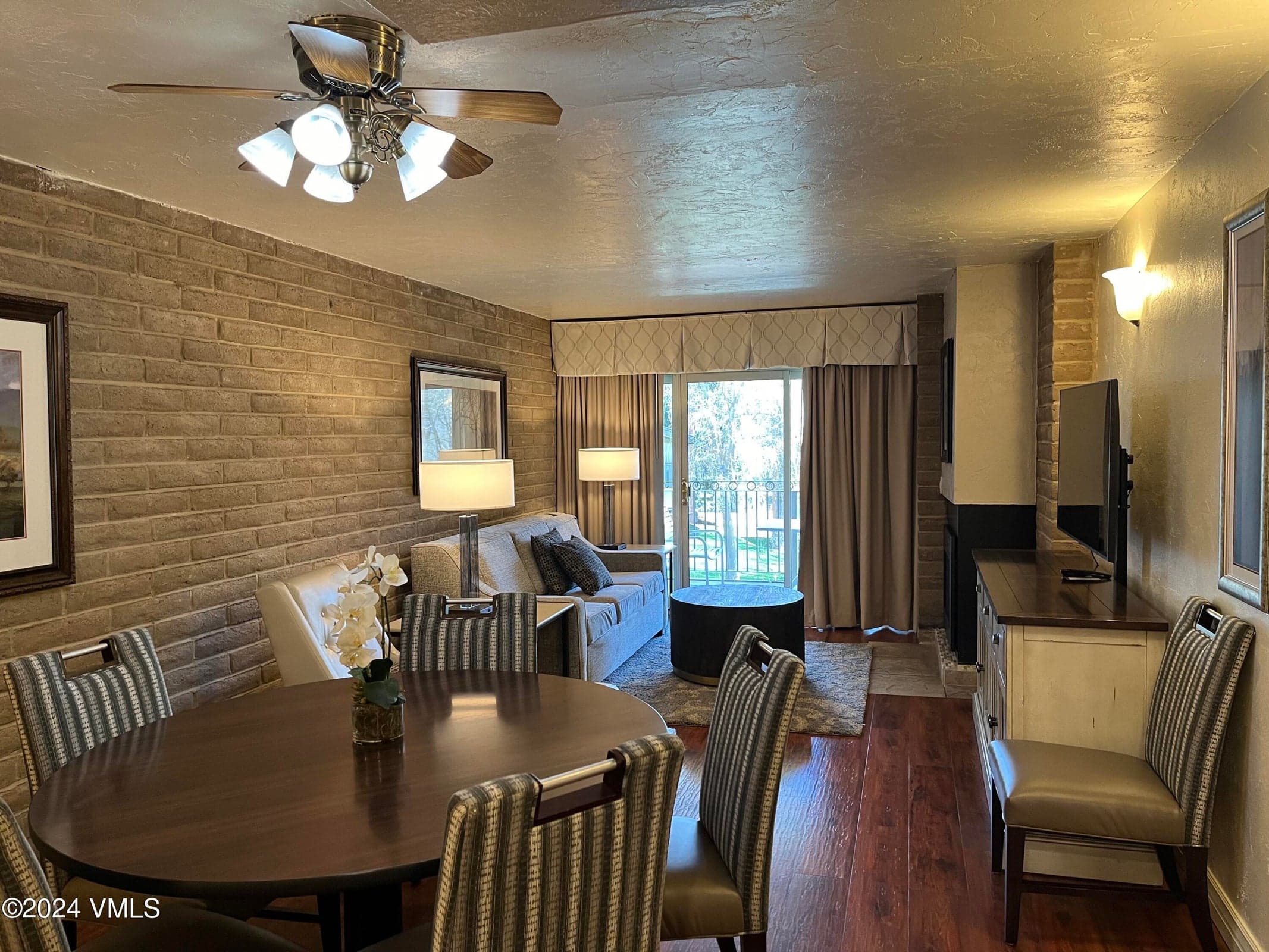 Images are for display of finish level. Images may not be of specific residence or views.