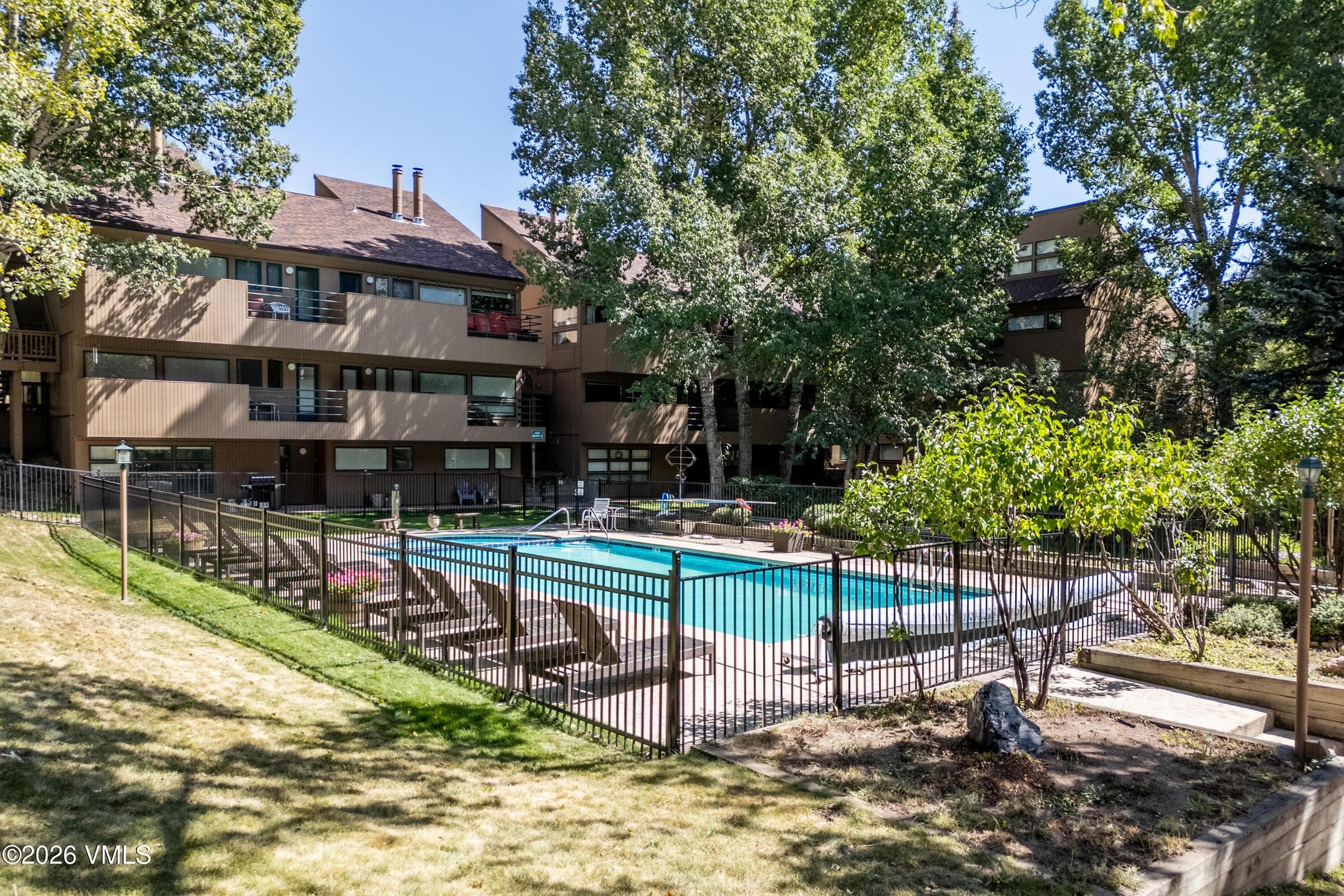 Outdoor pool with hottub