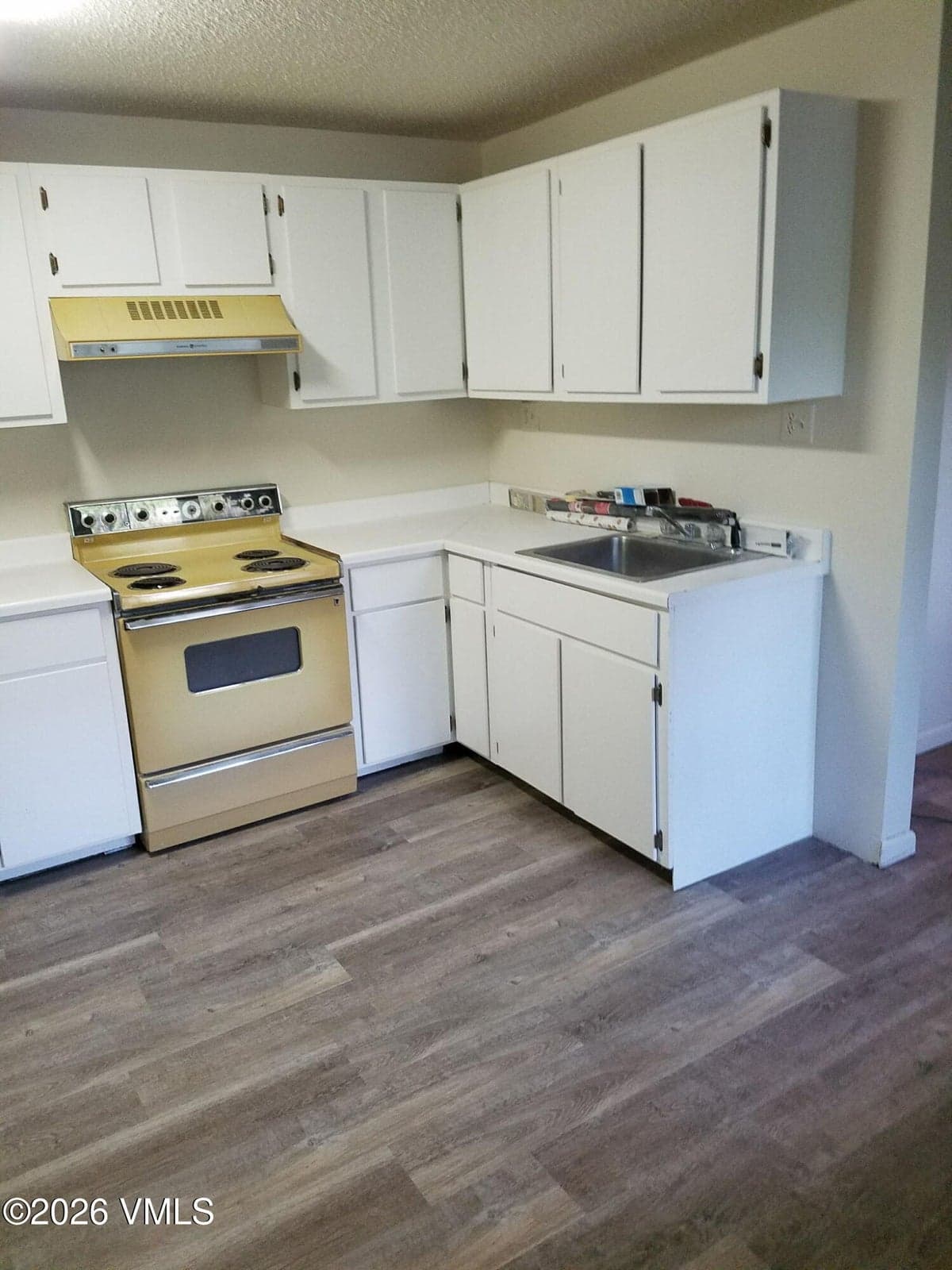 Lower level 1bd kitchen