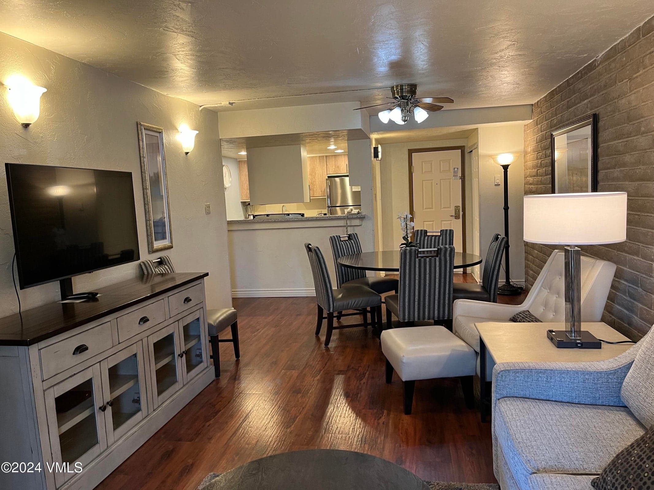 Images are for display of finish level. Images may not be of specific residence or views.